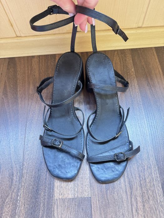 Босоніжки міцні застібки 38