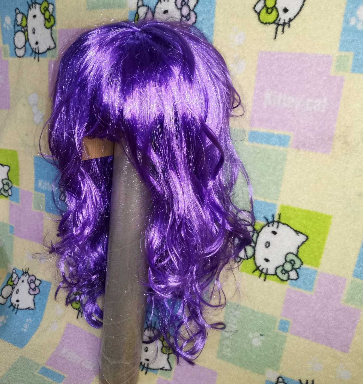 Парик маскарадный фиолетовый с челкой волнистые волосы длина до 60см