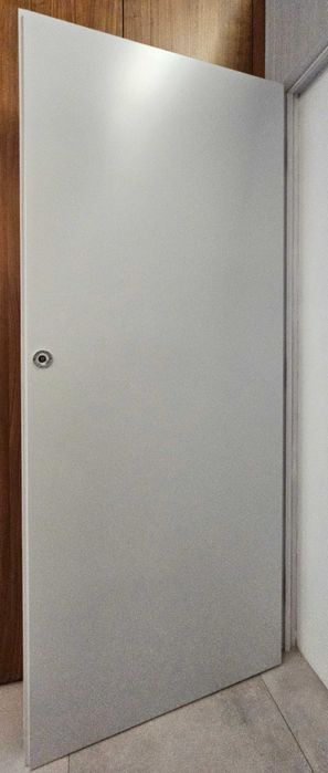 Drzwi na futrynie ukrytej. Tapeta.