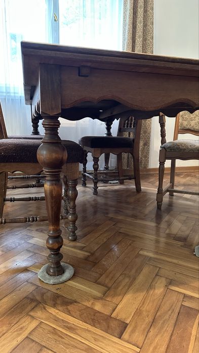 antyczny Stół drewniany z kompletem krzeseł – styl klasyczny/retro