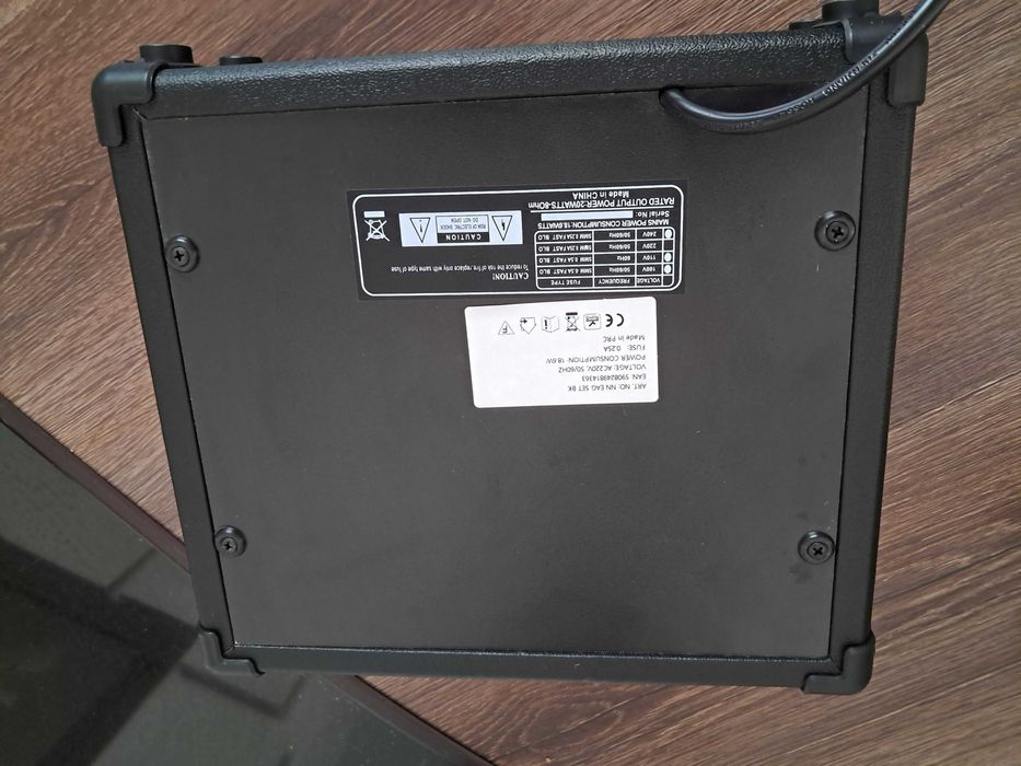 Mikołaj! Gitara akustyczna z przetwornikiem plus wzmacniacz.