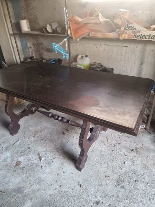 Mesa de madeira antiga com 8 cadeiras
