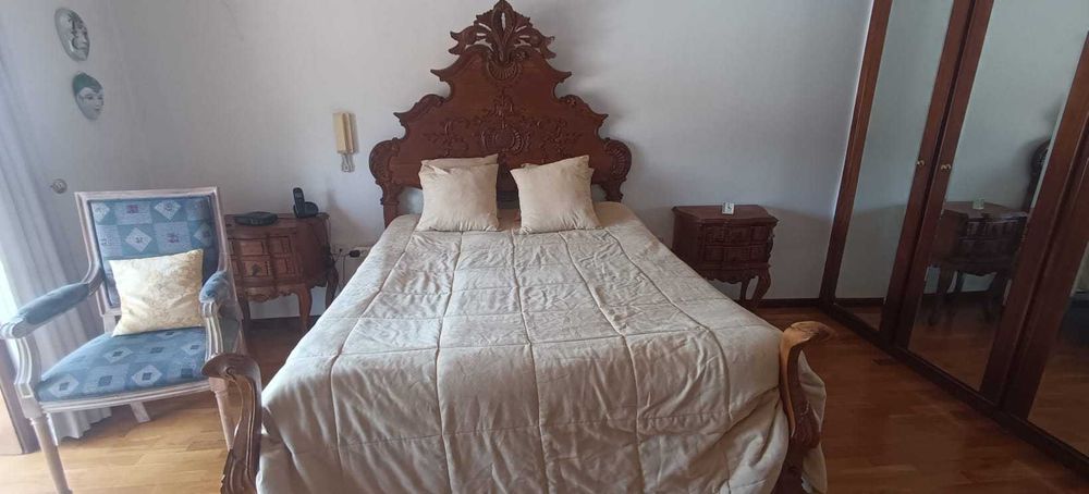 Cama antiga / vintage - quarto (cama, mesinhas e cómoda)