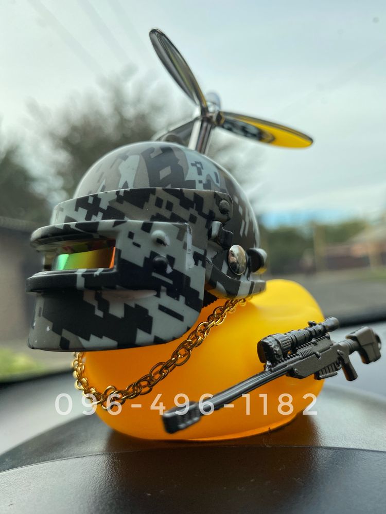 Утка в шлеме военном с оружием в полном обмундировании “Crazy duck”