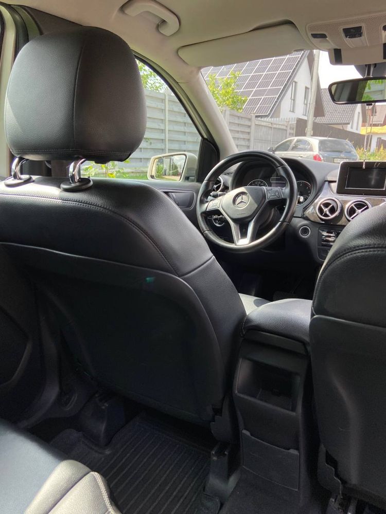 Автомобіль Mercedes-Benz B-180 2012 року