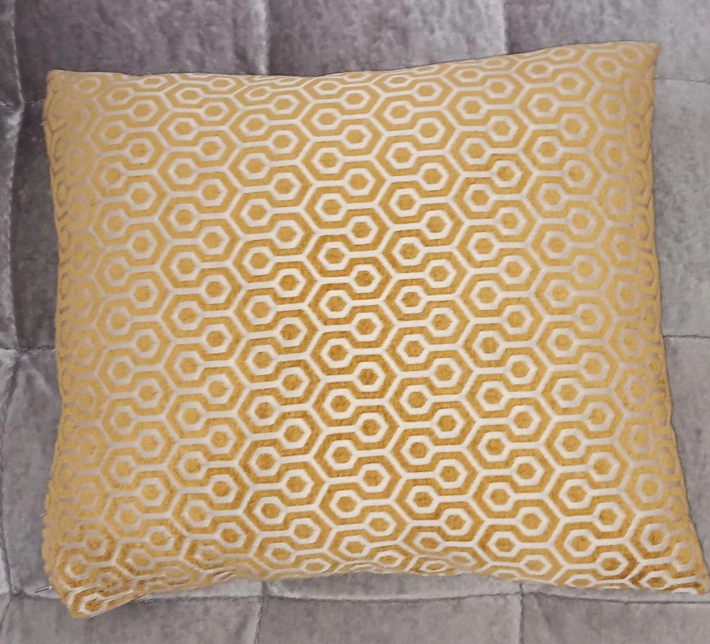 Almofadas com padrão em dourado