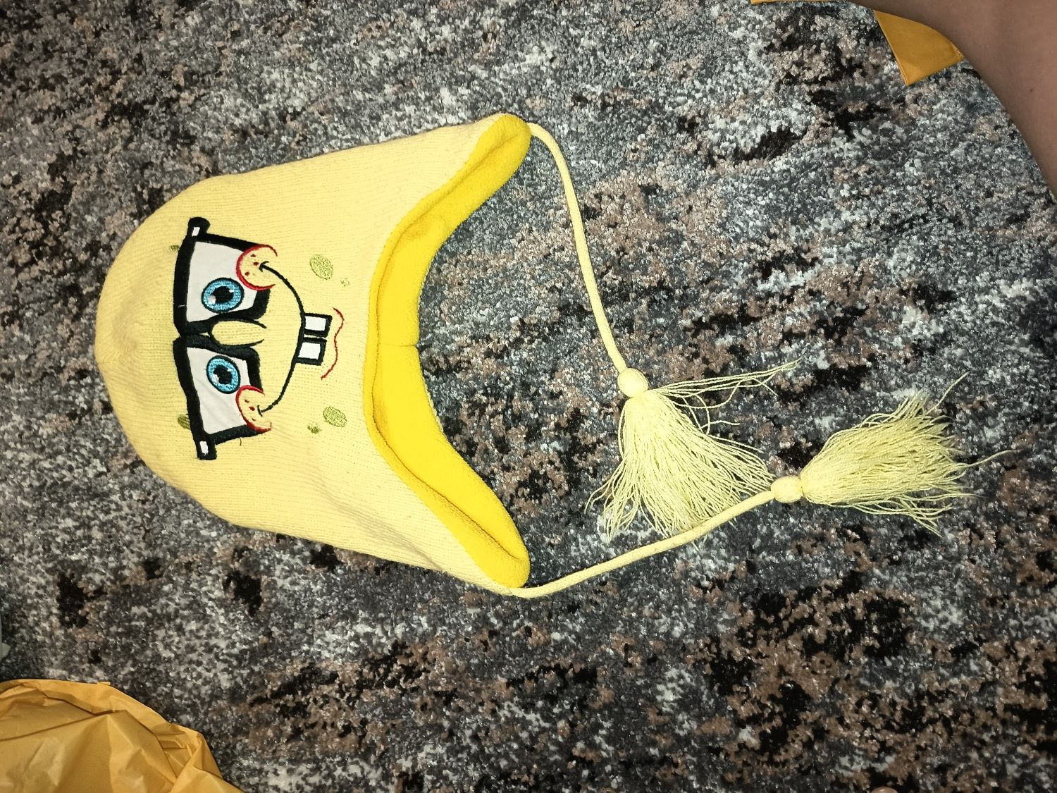 Шапки сова, губка боб и M&M's