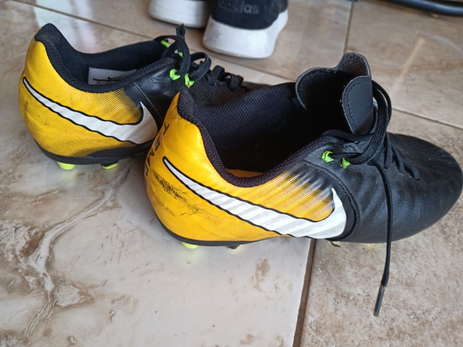 Продаються кросівки