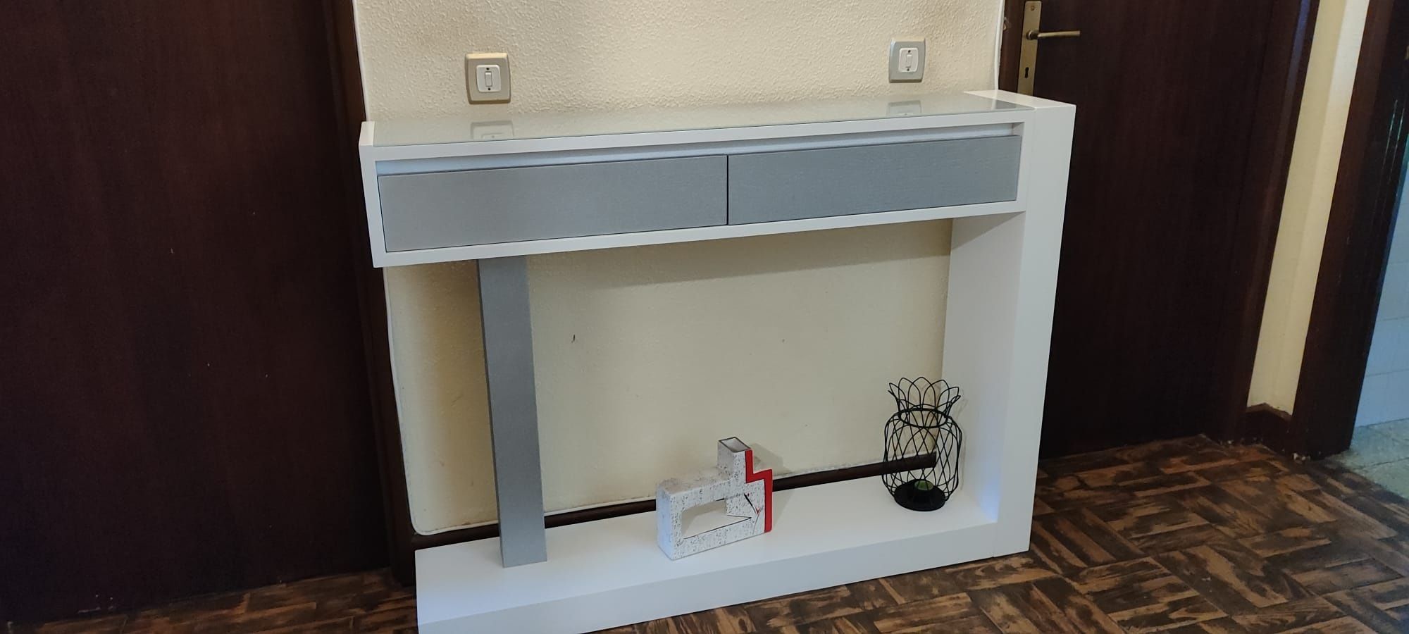 Conjunto sala. Mesa de jantar, aparador e móvel de entrada