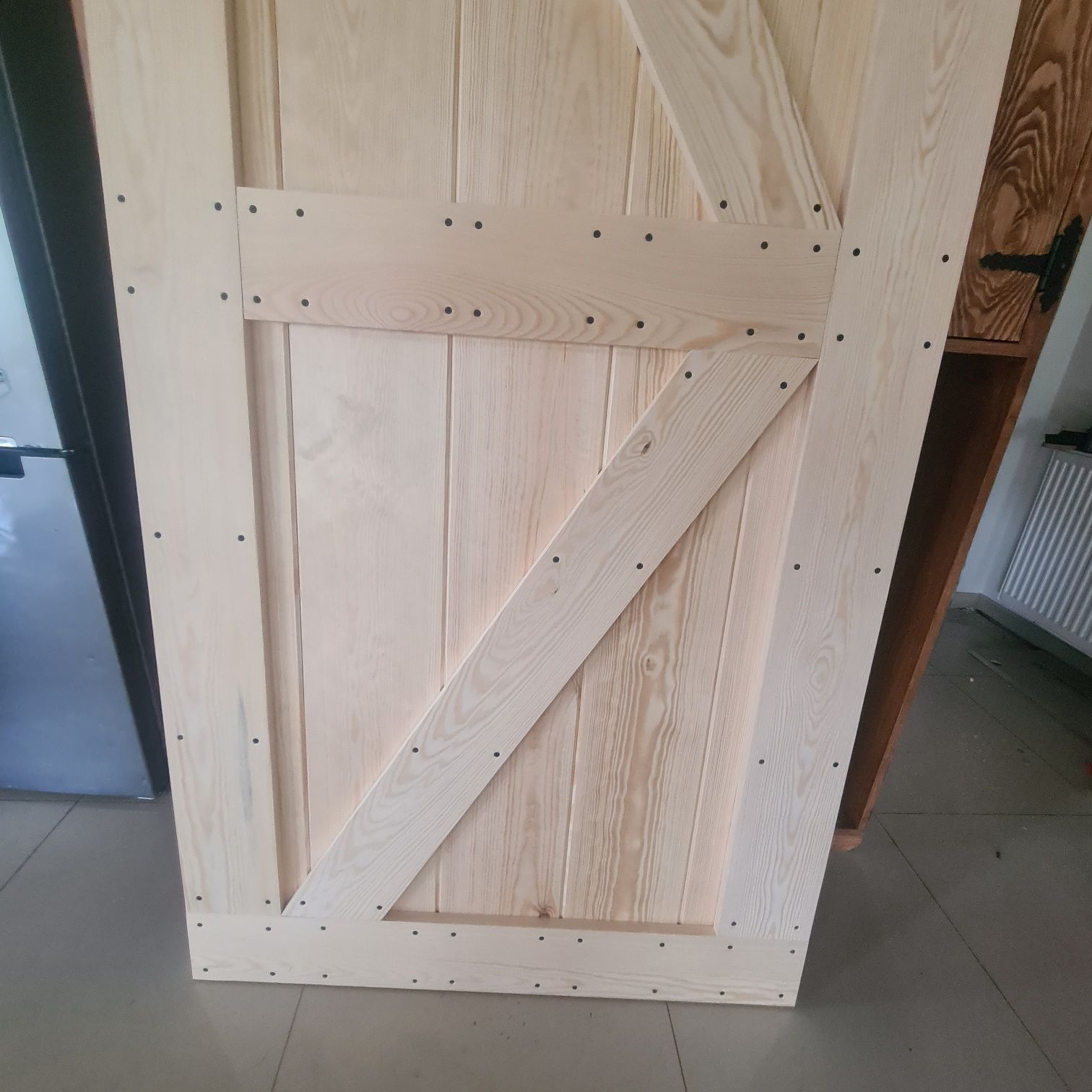 Drzwi przesuwne drewniane typu barn door