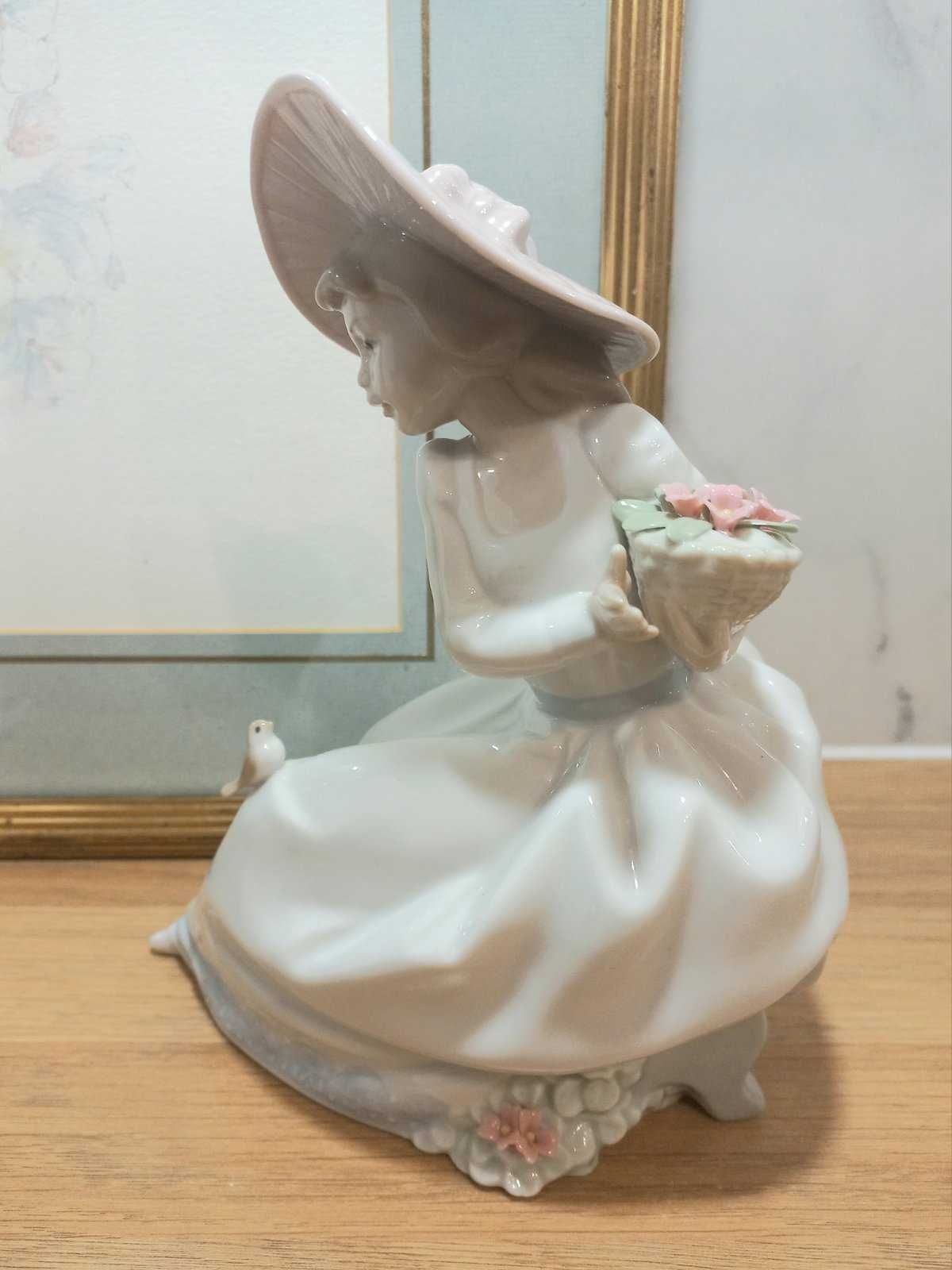 Статуэтка от .NAO Lladro,  девушка с цветами.