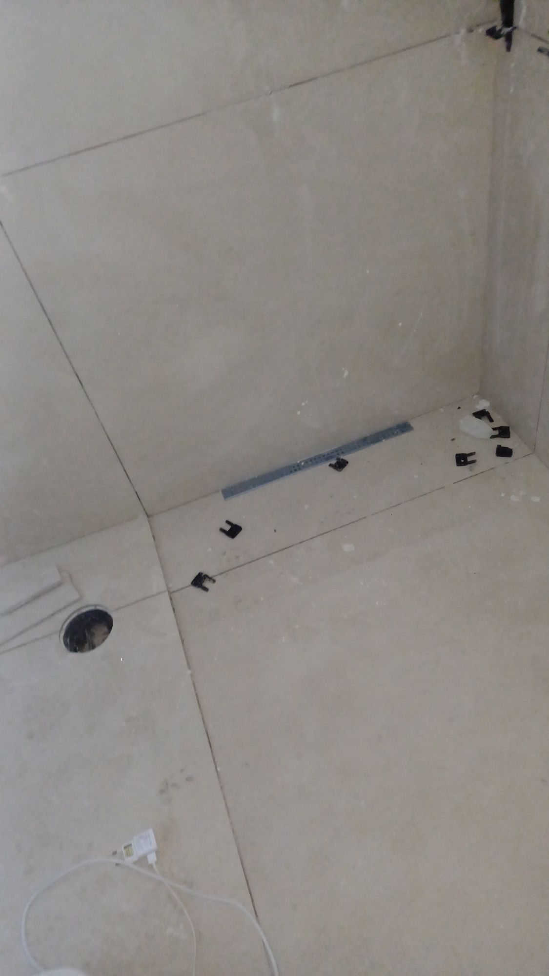 Remodelagem,  canalização, instalação de ladrilho e piso flutuante.
