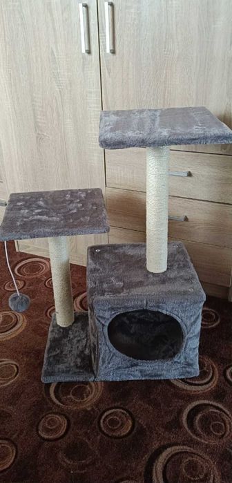 Drapak z domkiem i piłeczką – stymulacja i odpoczynek w jednym