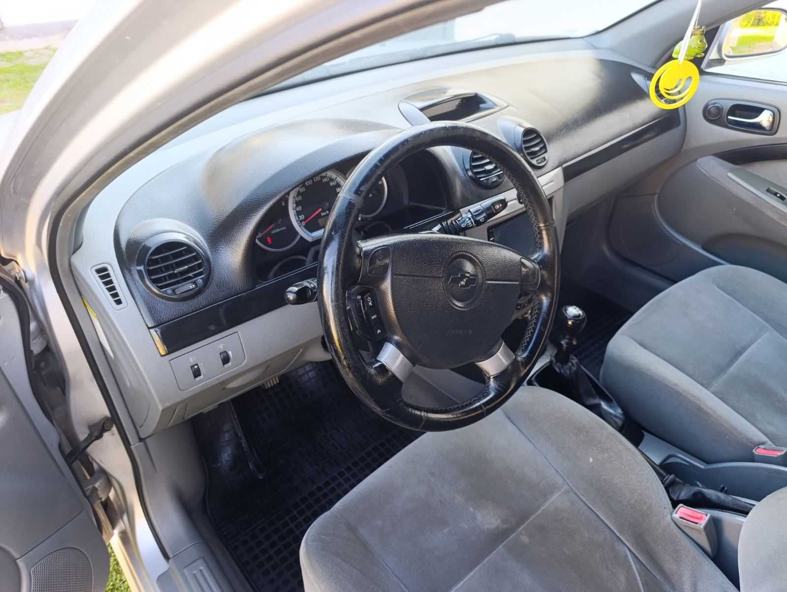 Автомобіль Шевроле нубіра
