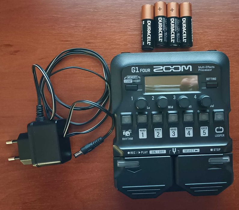Процессор Zoom G1 Four з блоком живлення і 4-ма батарейками Duracell