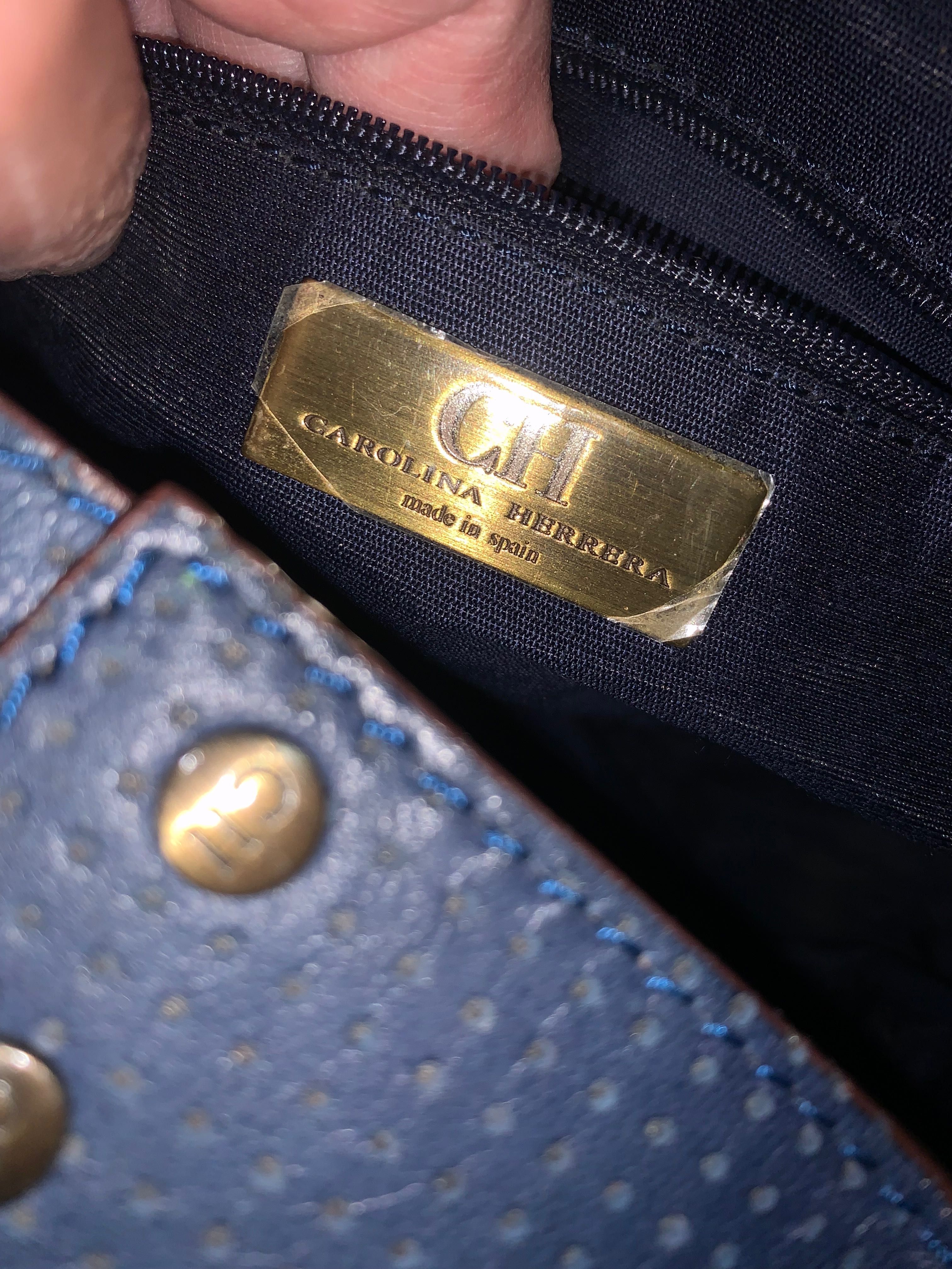 Carteira Carolina herrera azul com inciais prateadas