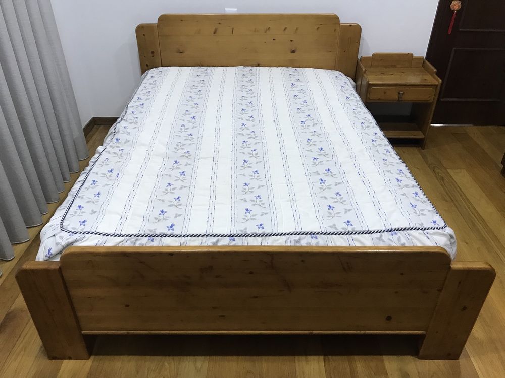 Cama + 2 mesinhas de cabeceira + Cómoda em Pinho Natural