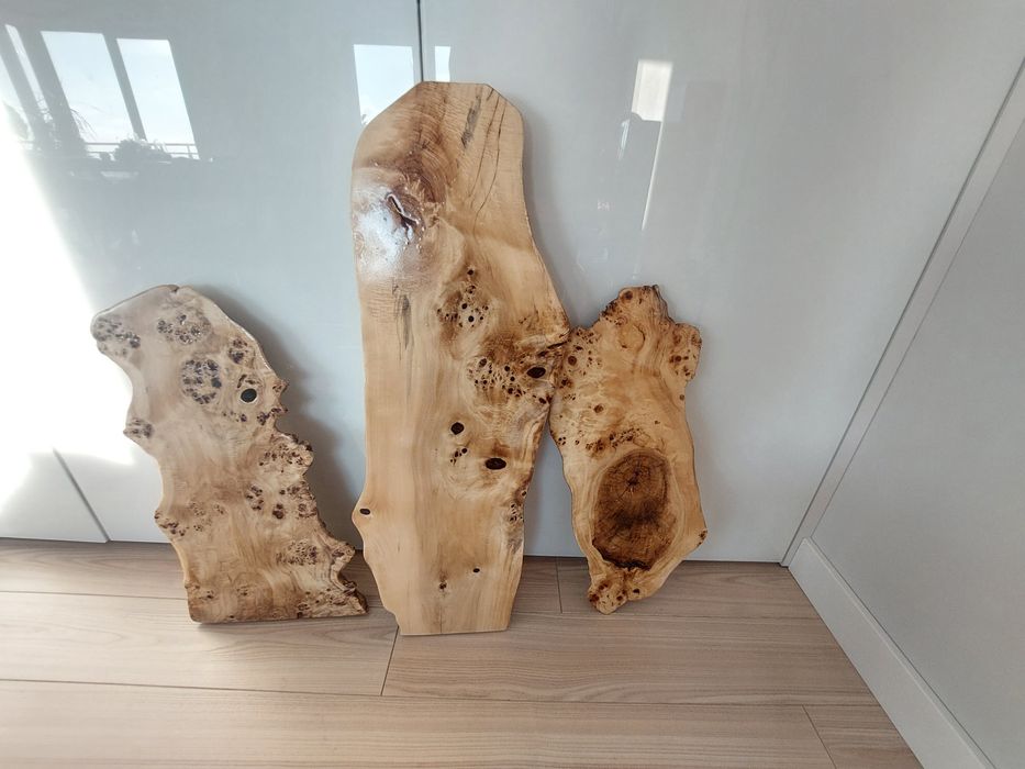 Niepowtarzalne stoliki drewniane, pokryte żywicą