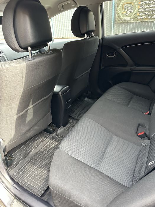 Toyota Avensis 2011 рік