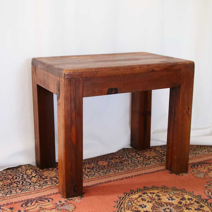 Mesa pequena rústica em madeira lisa