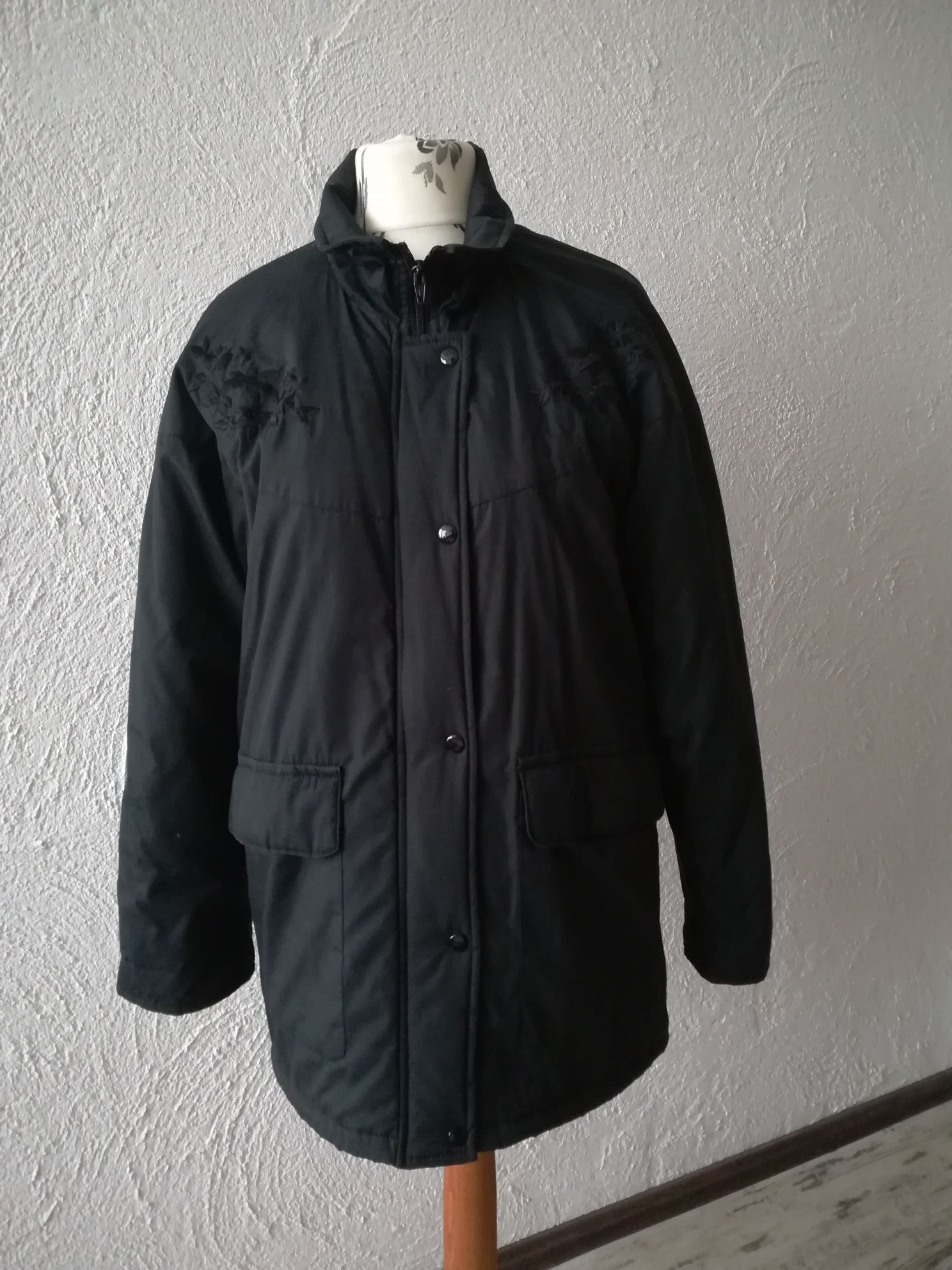 Jak nowa elegancka kurtka damska 42 XL czarna z haftami zimowa