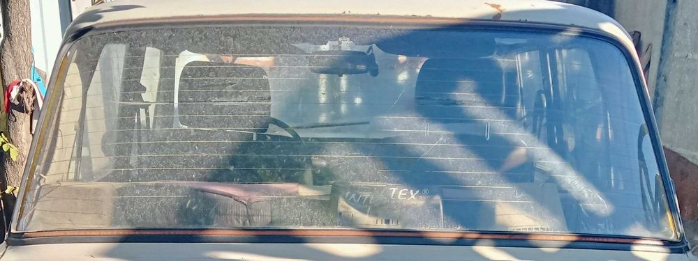 Заднее стекло ВАЗ 2101 - 2107 с уплотнителем . Б/У.