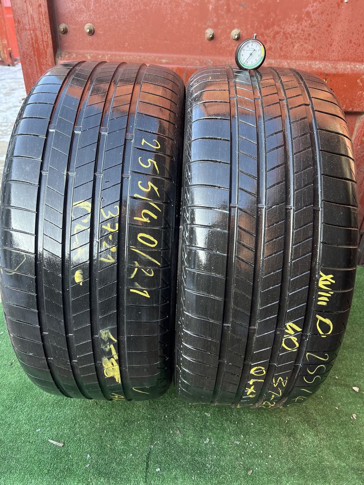 *Opona Bridgestone 255/40/21 para
