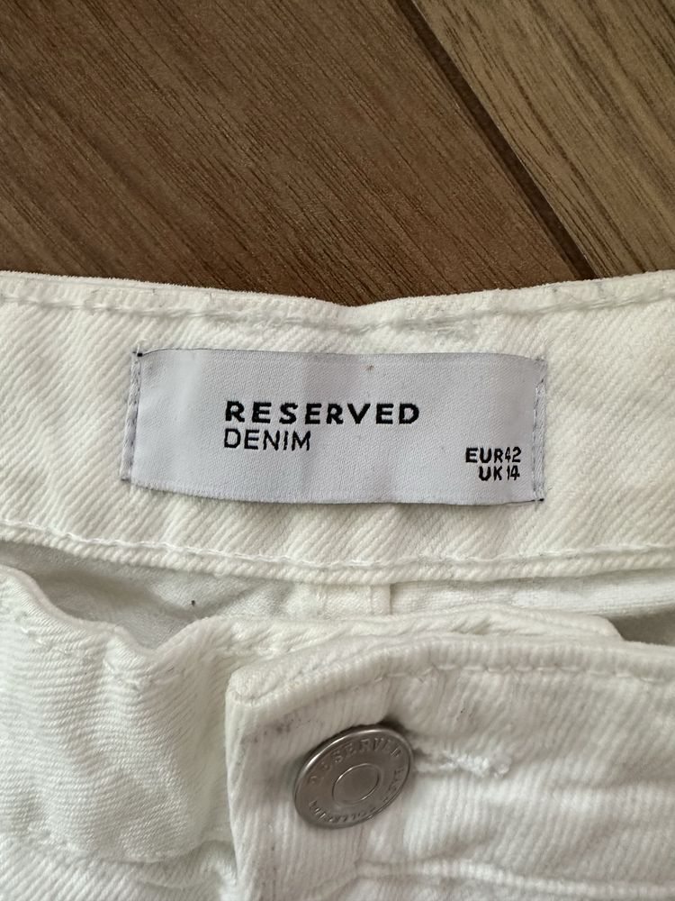 Białe boyfriend jeans
