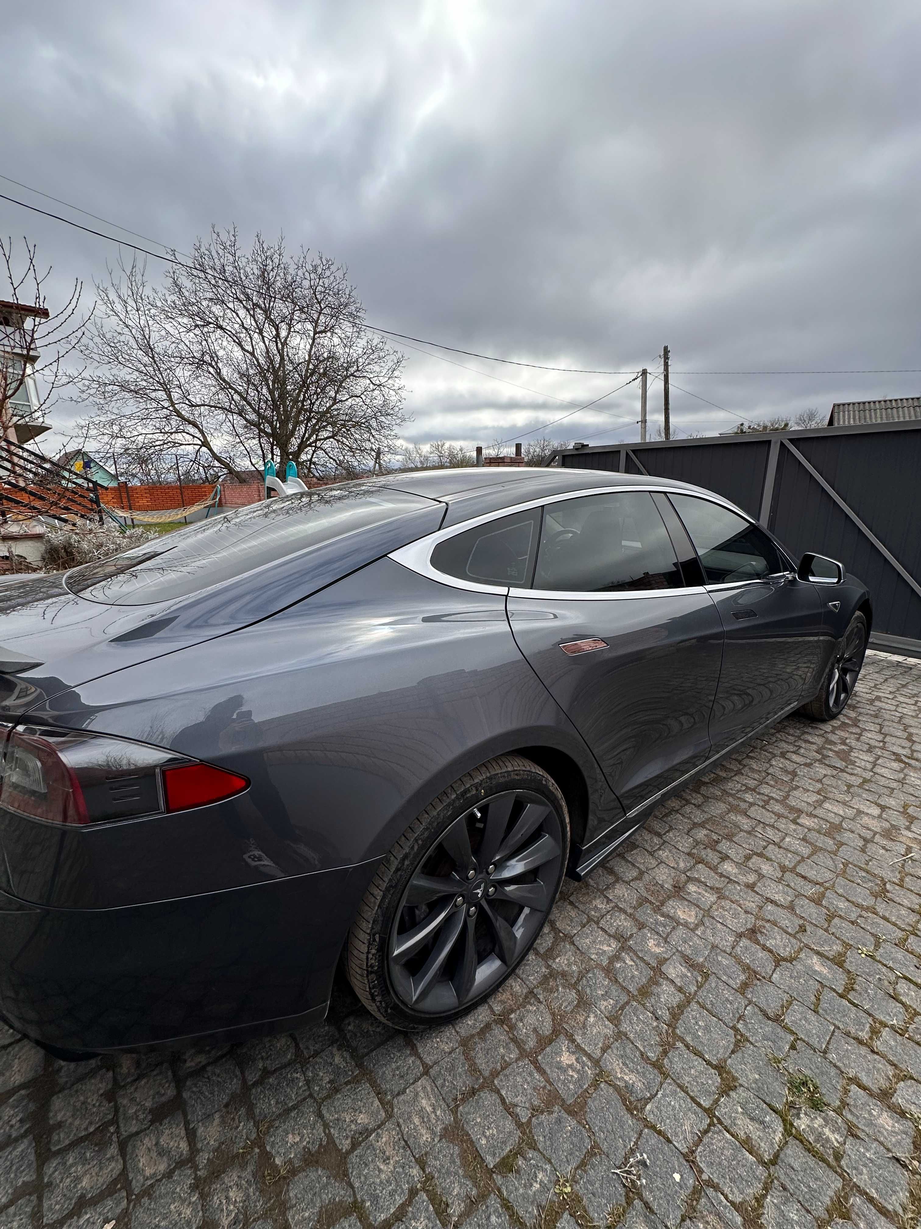 Автомобіль (Автомобиль Тесла) Tesla Model S 2013 P85+