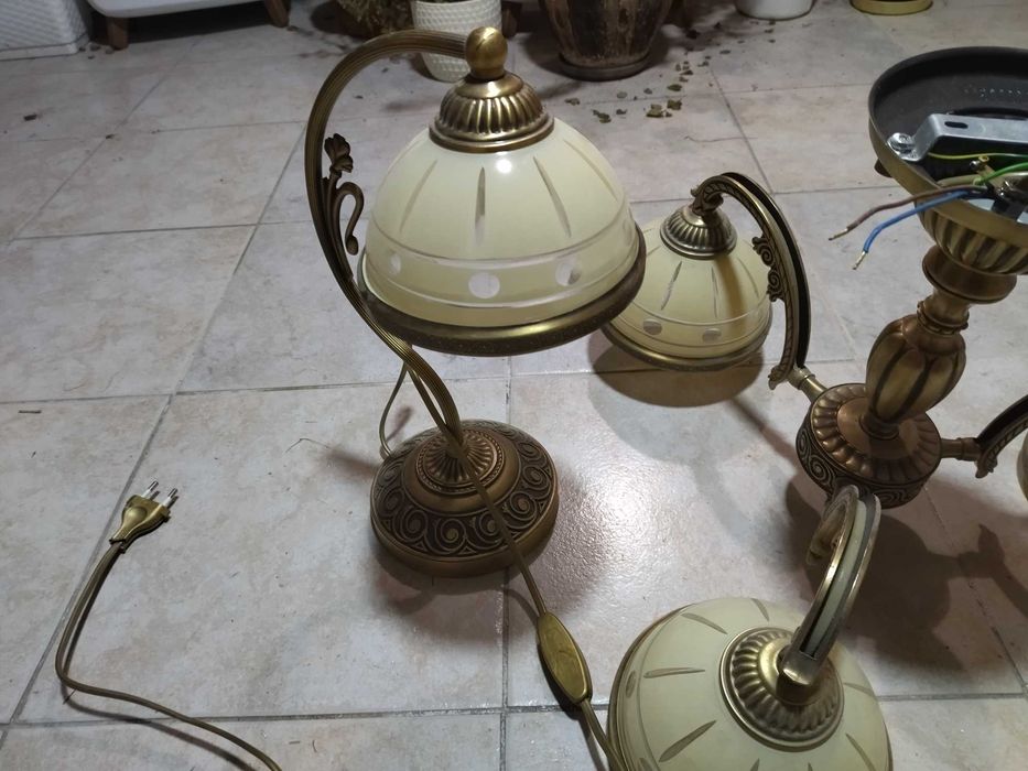 Mosiężna lampa stołowa, żyrandol oraz kinkiet w klasycznym stylu.