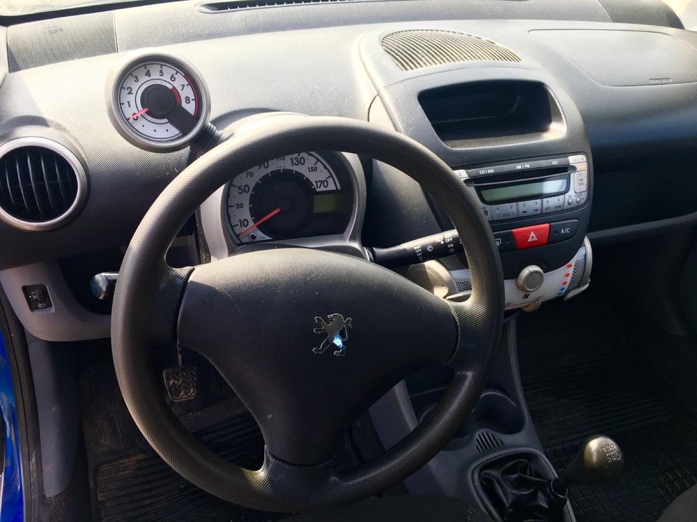 Peugeot 107 niebieski