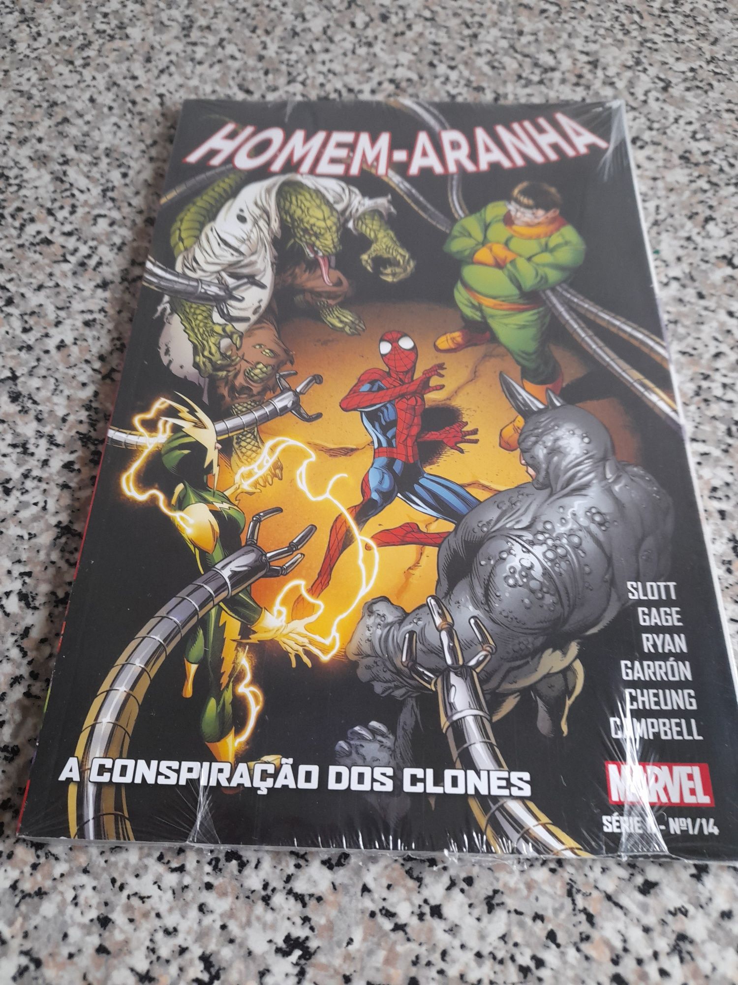 Livro novo do homem aranha. 4 euros.