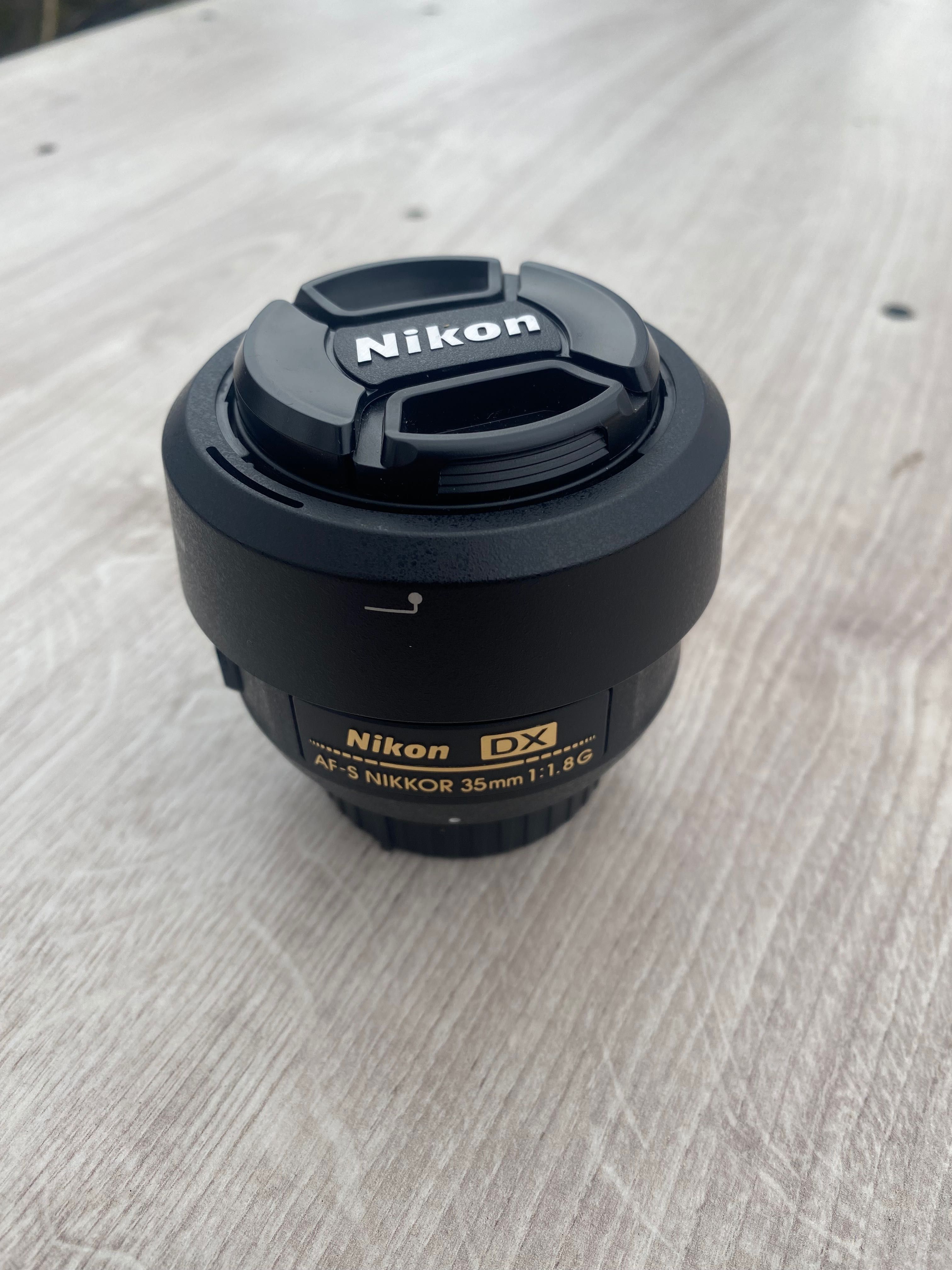 Nikon d3200 з обʼєктивом Nikkor AF-S 35mm 1.8