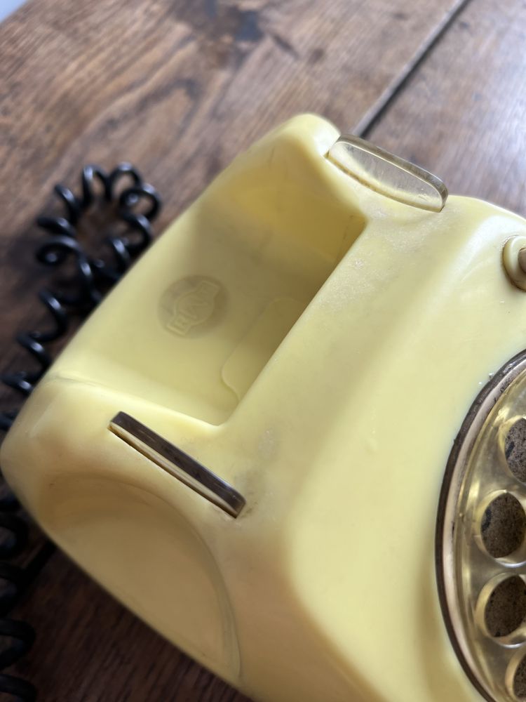 Stary telefon na korbkę
