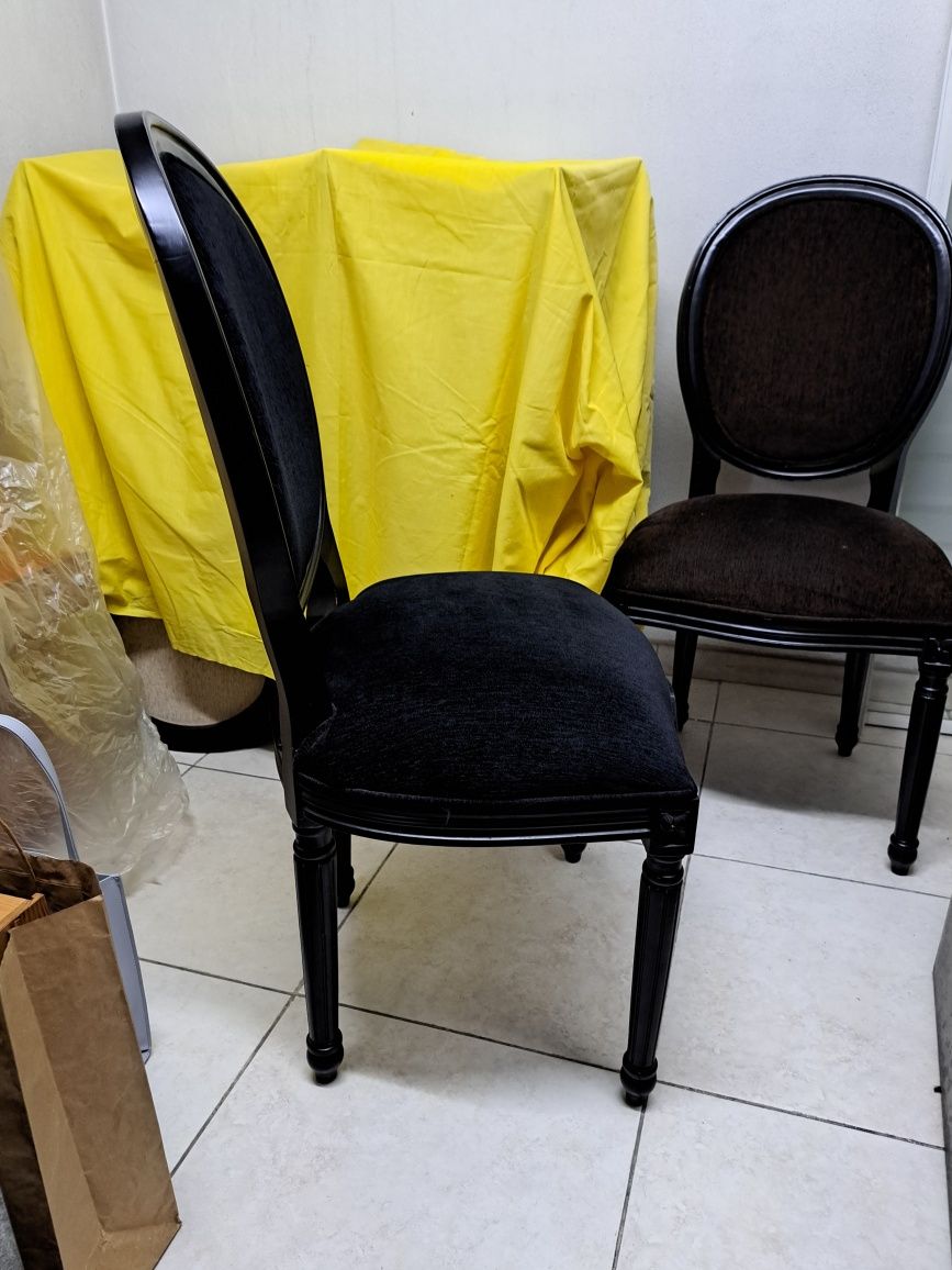 Cadeira preta de sala de jantar