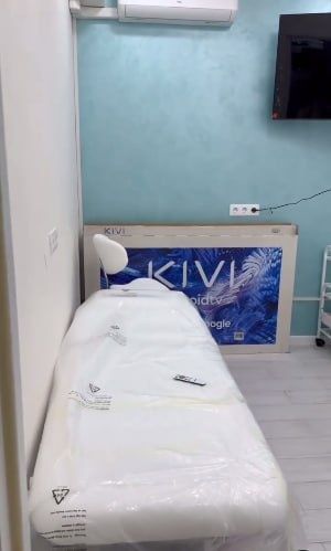 Здається місце для перукаря, візажиста, бровиста, мастра манікюра