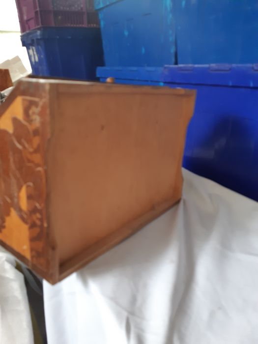 Chlebak z drewna ręcznie rzeźbiony