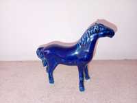 Cavalo em porcelana vidrara azul