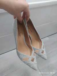 Красиві туфлі-човники срібного кольору 38
