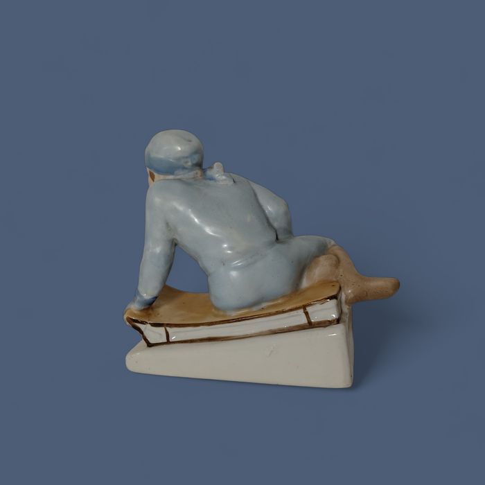 Фарфоровая статуэтка «Мальчик на санках»

Городницкий фарфоровый завод