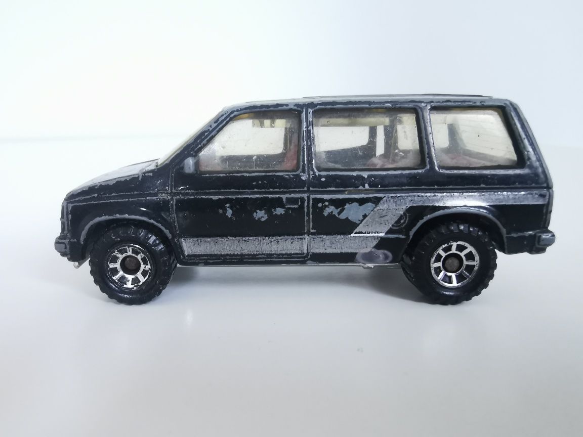 Matchbox Autko Resorak Model Dodge Caravan 1984 Rok Unikat 1:60