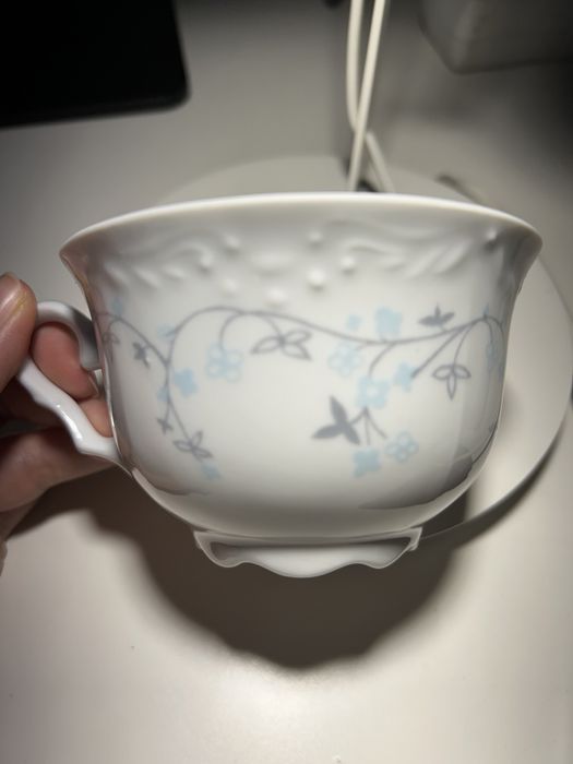 Polska Porcelanowa filiżanka z błękitnymi kwiatami na prezent