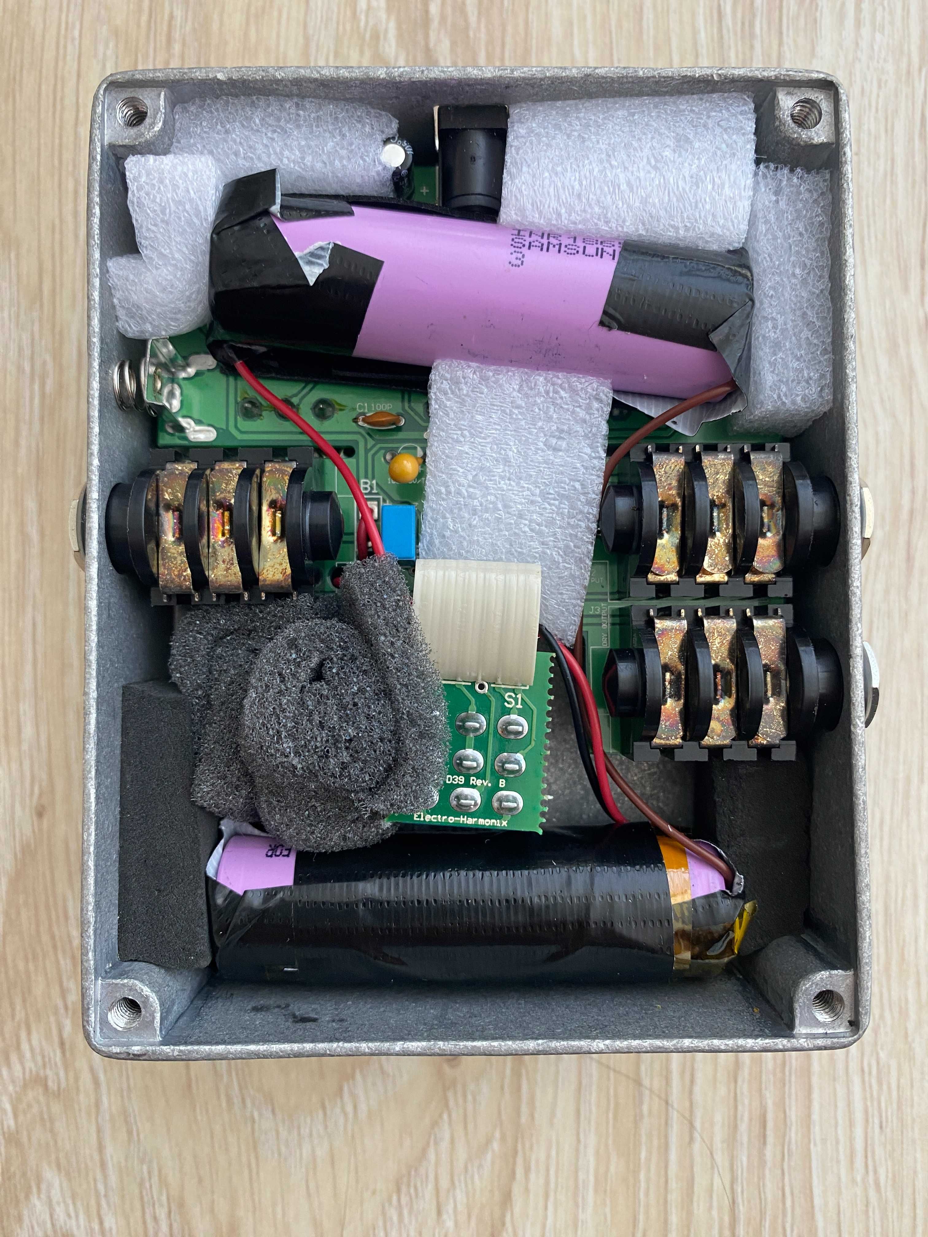 Electro-Harmonix Bass Blogger Distortion на аккумуляторе