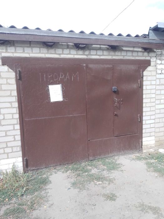 Гараж із цегли для автомобіля