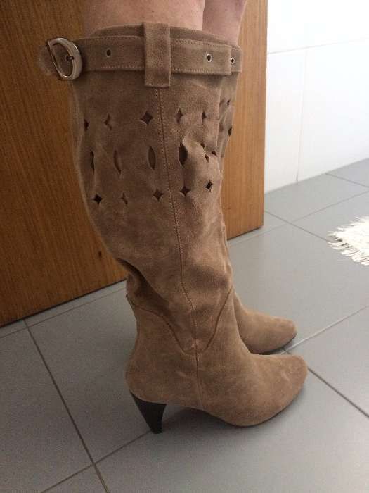 Botas cano alto bejes NOVAS!!! (tam 37)