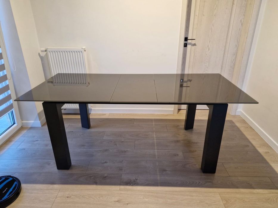 Szklany rozkladany stol na metalowym stelazu +2 krzesla