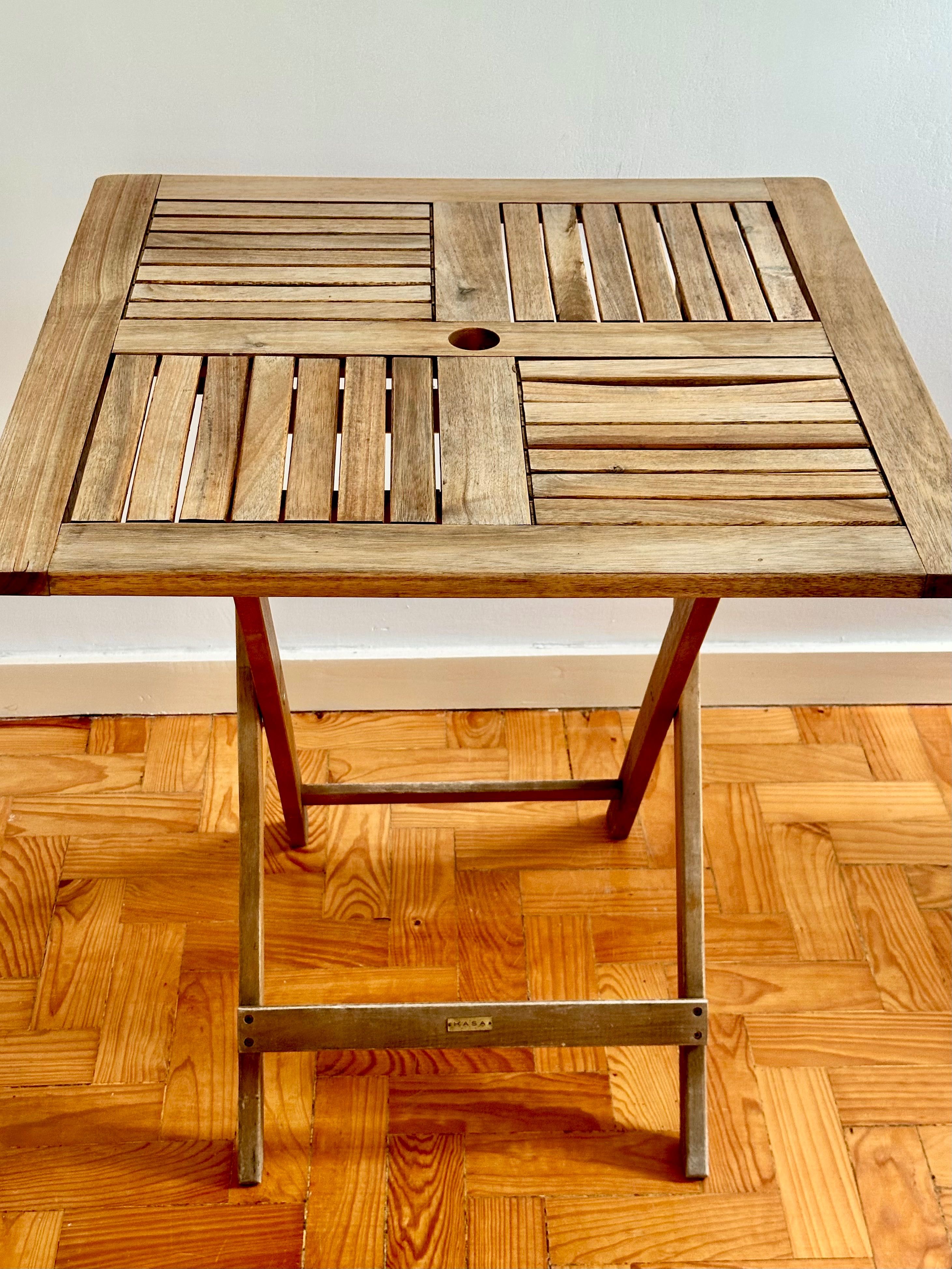 Mesa de jardim em madeira