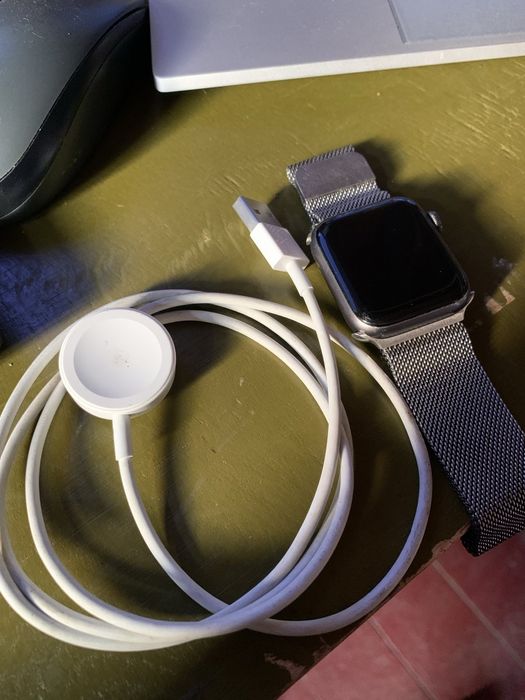Продам Apple watch серия 5 ,40 мм .