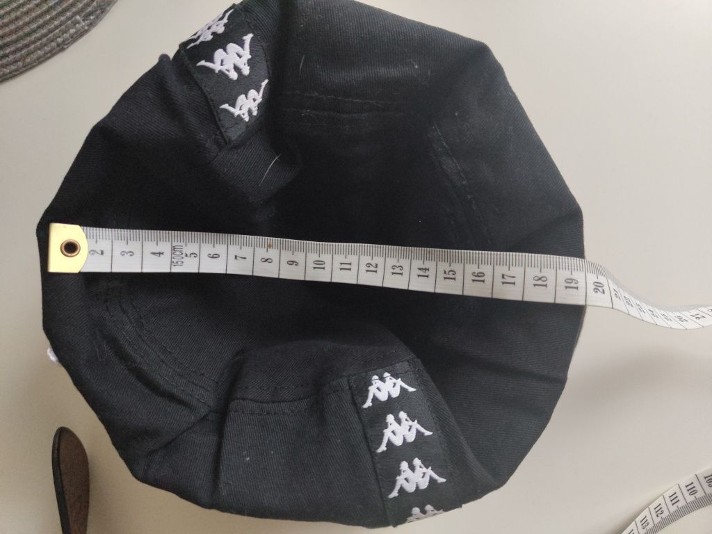 Czarny kapelusz Kappa
