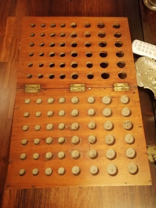 Rara caixa de farmácia antiga com utensílios